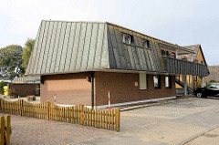 Wohnhaus mit Kupferdach - Balkon mit Kupfer verkleidet, kleine Dachfenster - Architektur der 1970er Jahre / Duhnen, Cuxhaven.
