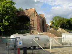 Baustelle zum Elbberg campus an der Großen Elbstraße in Hamburg Altona / Teilabriss der Brücke über die Schellfischbahn am Elbberg.