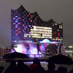 Tag der Eröffnung der Elbphilharmonie in der Hamburger Hafencity - 11. Januar 2017; Die Musik, die im Großen Saal erklingt, wird in Echtzeit in Farben und Formen übersetzt und mit Laser auf die Fassade des Gebäudes projiziert.