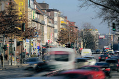 Geschäftshäuser / Einkaufscentrum Quaree an der Wandsbeker Marktstraße im Hamburger Stadtteil Wandsbek - schnell fahrende Autos.