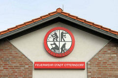 Giebel der Feuerwehr Stadt Otterndorf - Logo mit Rettungsymbolen, Arbeit der Feuerwehr.