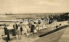 Altes Bild von Duhnen - Nordseestrand, Sandstrand mit Strandkörben am Deich - im Hintergrund die ca. 200m lange Badebrücke mit Badeanstalt und Restaurant.