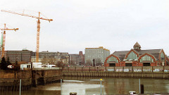 scan-deichtor_2001 Blick über den Ericusgraben zum Oberhafenkanal / Deichtorhallen; lks. Wohnmobile auf der Ericusspitze - Baukräne an der Baustelle für das Hamburger Deichtor-Center