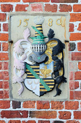 Herzogliches Wappen mit Jahreszahl 1580 an der Fassade vom Rathaus in Otterndorf.