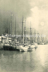 Fischereihafen in Cuxhaven - altes Bild mit Segelschiffen am Kai, Nachtaufnahme.