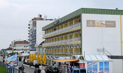 Moderne Bäderarchitektur hinterm Deich von Duhnen / Cuxhaven; mehrstöckige Gebäude / Wohnanlagen / Apartmenthäuser mit Ferienwohnungen - Restaurant mit Aussengastronomie.