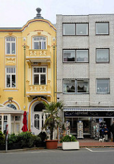 Alt + Neu; historische Bäderarchitektur mit farbig abgesetzter Fassade / Jugendstil - schlichter Kastenbau mit Ziegelverblendung - Souvenirshop in Duhnen / Cuxhaven.