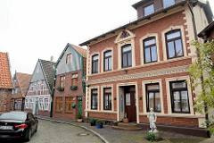 Gasse mit Kopfsteinpflaster - historische Wohnhäuser in Otterndorf.