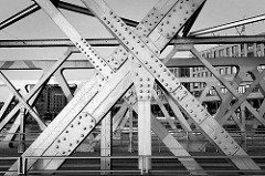 Stahlträger / Nieten - Konstruktion der Baakenbrücke über den Magdeburger Hafen in der Hamburger Hafencity.
