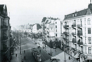 Altes Bild von der Wandsbeker Chaussee - mehrstöckige Wohnhäuser mit Läden; Straßenbahn in Fahrt.