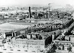 Hamburg Rothenburgsort historisch: Alte Luftaufnahme - Blick über den Vierländer Damm / Ausschläger Allee zu den Wasserwerken mit Wasserturm;  im Hintergrund die Norderelbe mit Elbbrücken.