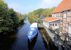 Anlegestelle mit Ausflugsschiff; hist. Fachwerkhaus mit Restaurant an der Medem in Otterndorf. Im Hintergrund der Nachbau vom Holzkran / Wellrad am Medemufer.