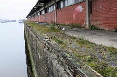 Meinkenkai am Alten Fischereihafen von Cuxhaven. Alte Kaimauer mit verrotteten Balken. Der Alte Fischereihafen wurde Anfang 2017 vom niedersächsischen Hafenbetreiber Niedersachsen Ports an die Cuxhavener Plambeck Holding verkauft.  Dieser Hafenbere