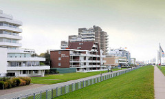 Moderne Bäderarchitektur am Deich von Duhnen / Cuxhaven; mehrstöckige Gebäude / Wohnanlagen mit Ferienwohnungen