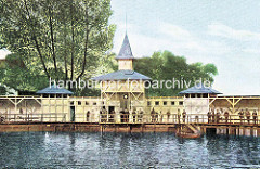 Historisches Motiv von der Wandsbeker Badeanstalt - Holzpavillion und Steg am Wasser.