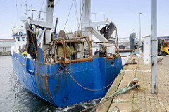 Ein Fischtrawler legt am Hansakai in Cuxhaven an.