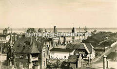 Historische Luftaufnahme vom Alten Hafen in Cuxhaven - Blick auf den Alten Leuchtturm und die Alte Liebe.