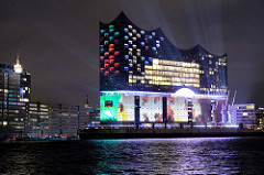 Tag der Eröffnung der Elbphilharmonie in der Hamburger Hafencity - 11. Januar 2017; Die Musik, die im Großen Saal erklingt, wird in Echtzeit in Farben und Formen übersetzt und mit Laser auf die Fassade des Gebäudes projiziert.