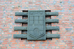 Backsteinarchitektur am Bahnhof von Cuxhaven - Hamburg Wappen mit Fischen.