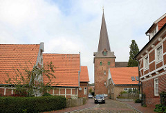 Wohnhäuser in der Johann Heinrich Voß Straße - Blick zum Kirchturm der St. Severi Kirche in Otterndorf.
