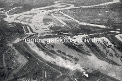 Alte Luftaufnahme, die einen Eindruck vom Hamburger Hafengebiet an den Norderelbbrücken gibt - im Hintergrund die Filterbecken auf Kaltehofe und die Billwerder Bucht. Im Vordergrund der Baakenhafen und die Norderelbe - re. der Moldauhafen.