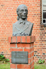 Büste, Denkmal Johann Heinrich Voß, 1751 - 1826.   Deutscher Dichter und ein bedeutender Übersetzer. Im Sommer 1778 wurde er Rektor an der Lateinschule in Otterndorf an der Unterelbe.