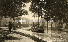 Historische Ansicht von Otterndorf - Blick auf die Medem, ein Ewer fährt flussabwärts; lks. der Hafenkran / Holzkran, Wellrad - im Hintergrund die Brücke an der Cuxhavener Straße.