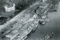 Alte Luftaufnahme von der Hafenbahn und Hafenanlage beim Altonaer Hafen an der Großen Elbstraße. Eisenbahnwaggons stehen auf der Gleisanlage beim Altonaer Kaispeicher - auf der gegenüberliegenden Seite der Donnerpark und das Donnerschloss.