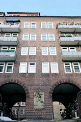 Innenhof vom Wohngebäude Altstädter Hof in der Hamburger Altstadt / Teil vom Kontorhausviertel - Torwege; Relief Fackelläufer / Olympia 1936.