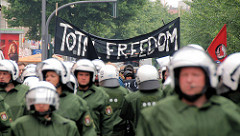 Demonstration in Hamburg - Transparent TOTAL FREEDOM; Polizisten in Kampfmontur / Helm - Reeperbahn in Hamburg St. Pauli.