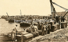 Historisches Foto vom Hafen in Casablanca / Marokko. Kisten und Ballen am Kai - Träger.
