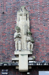 Sandsteinskulptur - Beruf Lehrerin; Figur ohne Kopf, Schüler mit Ranzen -  Bildhauer Richard Kuöhl; Altstädter Hof, Kontorhausviertel Hamburg.