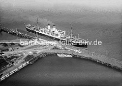 X_R 188_21 Historische Aufnahme vom Steubenhöft in Cuxhaven an der Elbmündung - ein Passagierschiff liegt am Landungssteg.