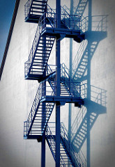 Feuertreppe an der Hausfassade - Lagerhaus / Silo in Hamburg Wilhelmsburg.