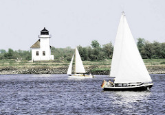 Segelboote auf der Unterelbe Höhe Leuchtfeuer Julssand -  1896 gebauter Leuchtturm wird von Seglern auch „Kleiner Kohn“ genannt.