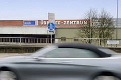 Schriftzug HHLA / Übersee-Zentrum; Hamburgs Stadtteil Kleiner Grasbrook.