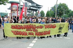 Demonstration am Millerntor in Hamburg St. Pauli - Transparent Sozialabbau und Krieg sind der Terror der Reichen.