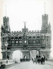 Historische Fotografie vom Brückenportal der Hamburger Elbbrücke - Blick von der Veddel, Arbeiter mit Schubkarre - Pferdefuhrwerk.