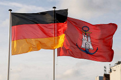 Deutschlandflagge + Hamburger Admiralitätsflagge wehen im Wind.