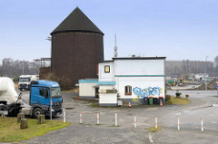 Wohnhaus und Rundbunker / Zombeckbunker  am Veddeler Elbdeich in Hamburg Veddel.