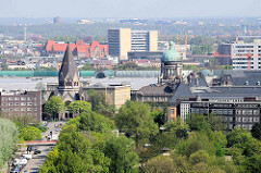 Blick über die Dächer der Hamburger Neustadt; lks. die ehem. Gnadenkirche - jetzt Russisch-Orthodoxen Kirche. Re. die Kuppel vom Oberlandesgericht am Sievekingplatz.