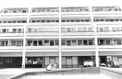 Großsiedlung Hamburg Mümmelmannsberg - Stadtteil Billstedt; Wohnhäuser mit Balkons - Geschäfte.
