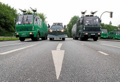 Wasserwerfer und Räumfahrzeug der Polzei - Verkehrspfeile; Demonstration in Hamburg St. Pauli, Millerntorplatz.