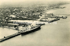 Historische Luftaufnahme von Cuxhaven - ein Passagierschiff liegt am Steubenhöft - dahinter die HAPAG Auswandererhallen.