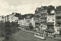 Altes Foto aus Hamburg St. Pauli - Wohnhäuser und Geschäfte an der Reeperbahn, eine Straßenbahn fährt Richtung Altona.