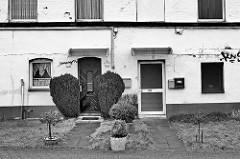 Wohnhaus / Eingänge eines Wohnhauses am Veddeler Elbdeich in Hamburg Veddel.