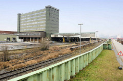 Hochwasserschutz / Sturmflutschutz am Holthusenkai im Hamburger Stadtteil Kleiner Grasbrook - Spundwand; dahinter Gleisanlagen der Hamburger Hafenbahn und das Übersee-Zentrum.