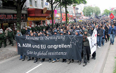 Demonstration in Hamburg / Reeperbahn auf St. Pauli - Schwarzer Block von Polizisten begleitet.