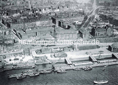 Alte Luftaufnahme von den St. Pauli Landungsbrücken und Teilen von Hamburg St. Pauli. Im Vordergrund re. das Kuppelgebäude vom Elbtunnel u. lks. die Hafenstraße.
