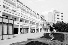 Großwohnsiedlung Hamburg Mümmelmannsberg - Stadtteil Billstedt; Wohnhäuser mit Balkons - Geschäfte.
